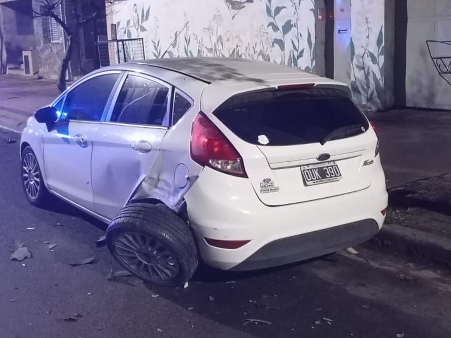 Un hombre salió ileso tras chocar contra un auto estacionado
