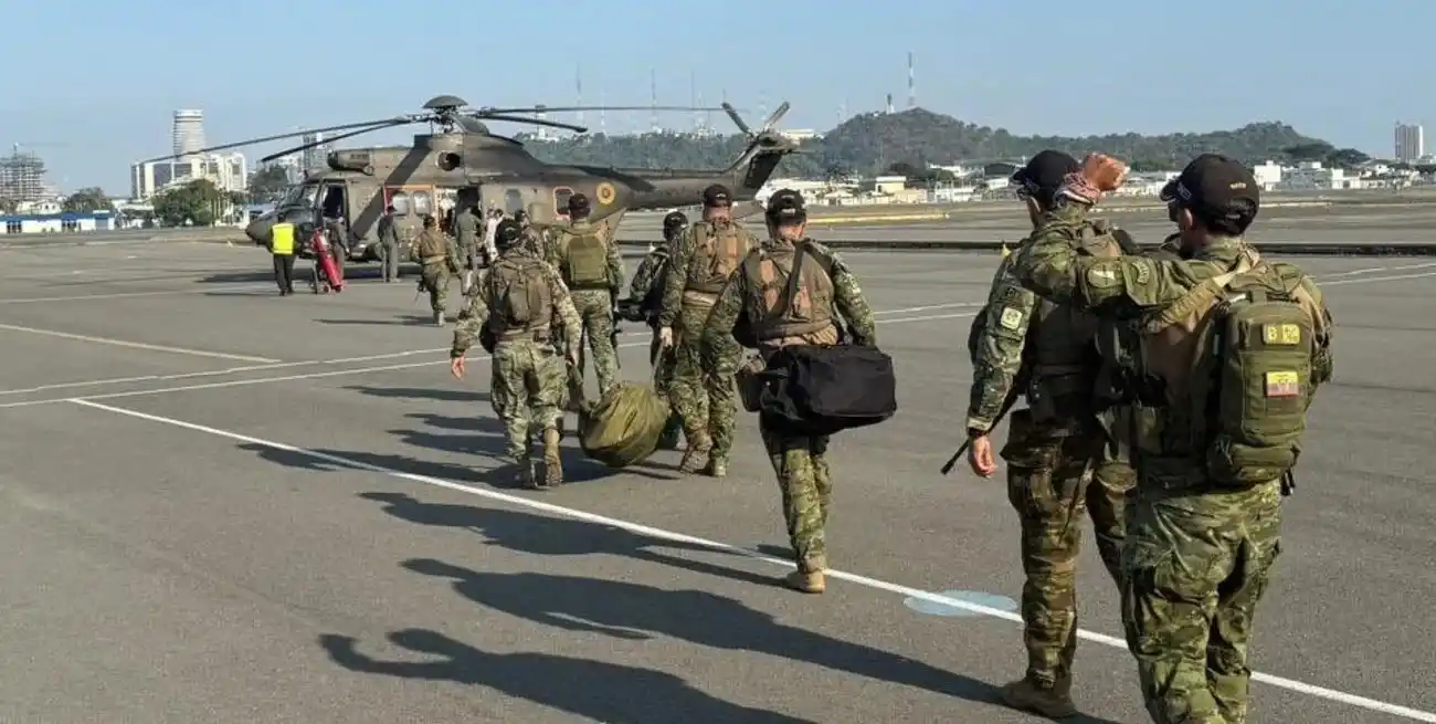 La seguidilla de asesinato comenzó con la matanza en la ciudad de Manta de cuatro personas, acribilladas en mitad de la vía pública por un grupo de hombres armados con vestimentas militares.
