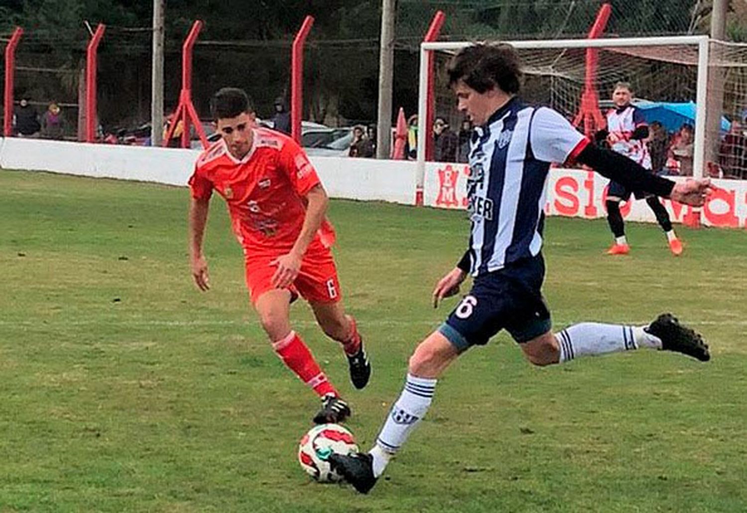 Rivadavia le ganó a Mataderos por la mínima diferencia
