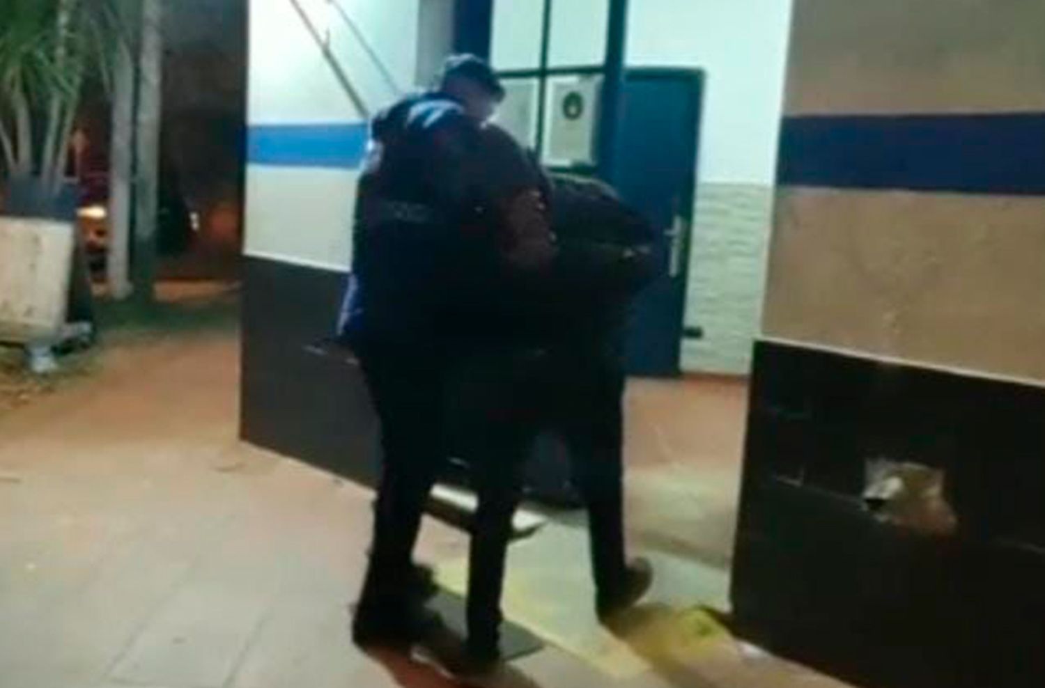 Robo y fuga: uno se escapó a pie, otro en moto y el último con la bicicleta de la víctima
