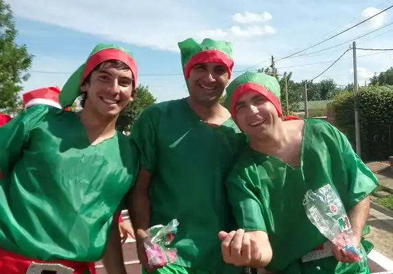 Los duendes de navidad repartieron caramelos por la ciudad 