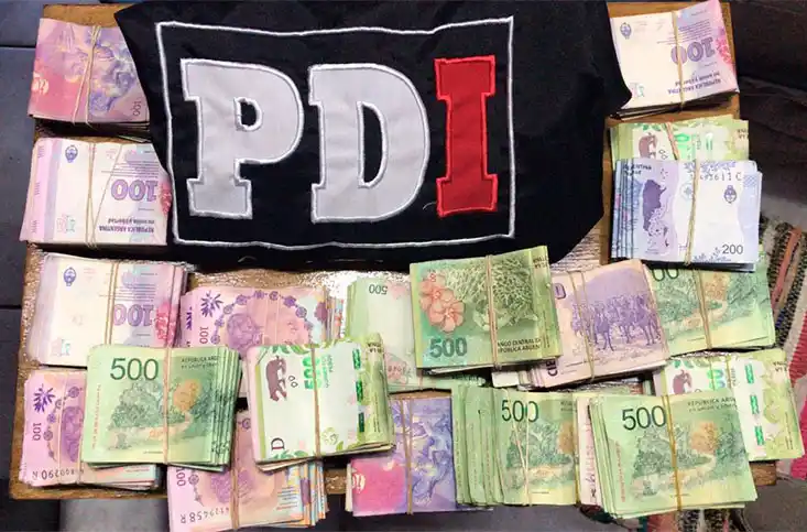 En varios allanamientos detuvieron a dos personas y secuestraron armas de fuego, alhajas, celulares y dinero