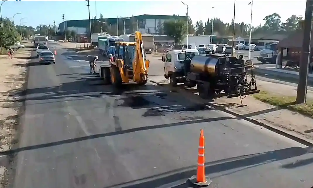 Bacheo en avenida Presidente Perón