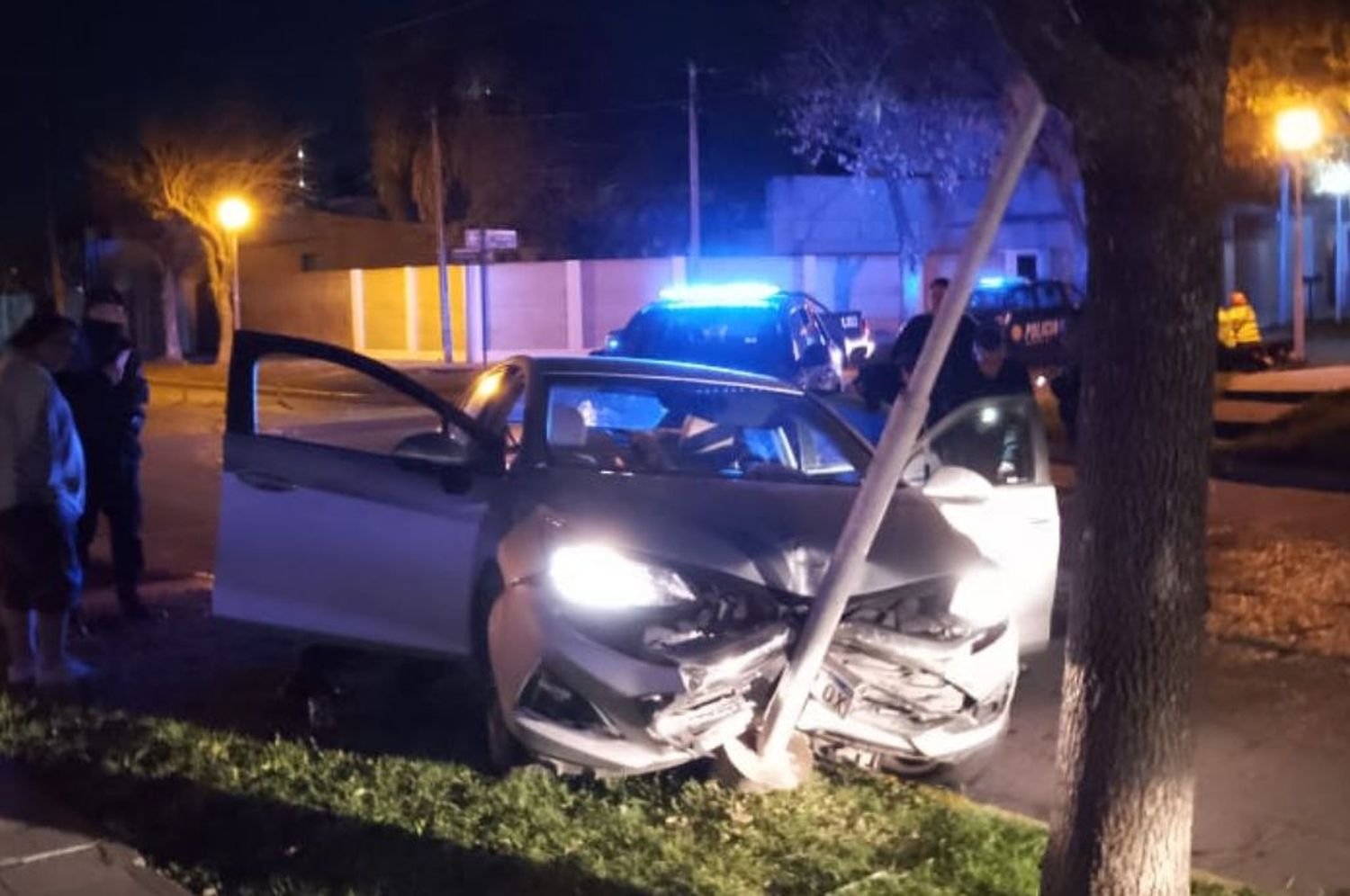 El auto impactó contra una columna de alumbrado público