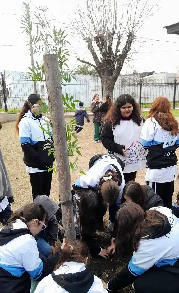 Plantaron lapachos y aguaribayes en Gualeguay por el Día Nacional del Árbol