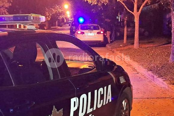 A pocos metros de distancia, le apuntó y disparó varias veces a un vecino que estaba frente a su casa: quedó preso