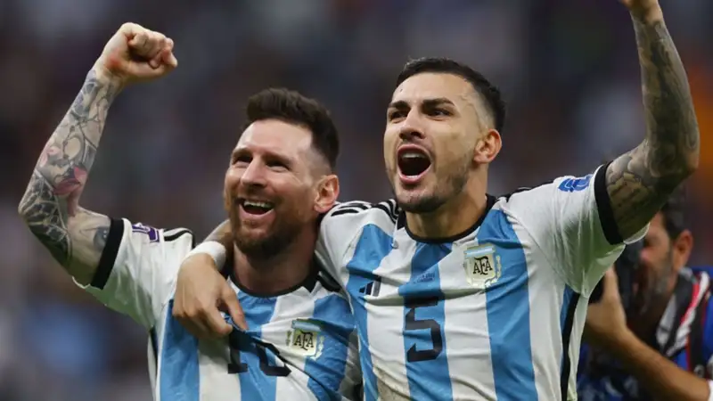 "Estuvimos tres meses sin hablar", reveló Paredes sobre el enojo que tuvo Messi con él en un partido de Champions League