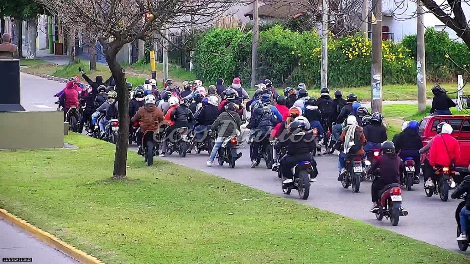 Numerosos motociclistas se habían concentrado para recordar a los jóvenes fallecidos