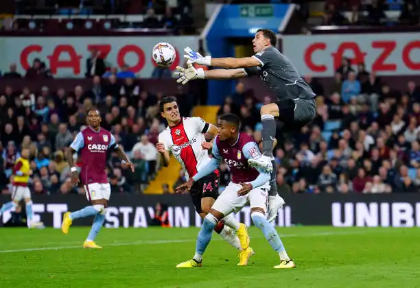 “Dibu” Martínez mantuvo el arco en cero.