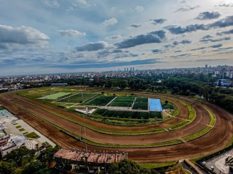 Schmuck apunta contra el peronismo y Ciudad Futura por frenar el centro de alto rendimiento en el Hipódromo.