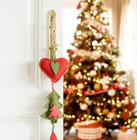 Una decoración de Navidad en verde, rojo y un detalle en blanco