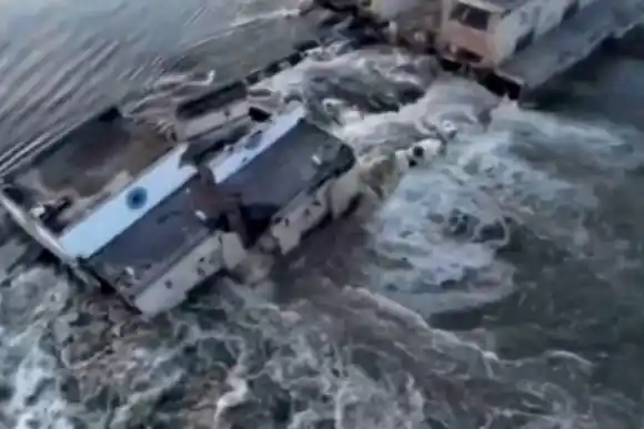 La voladura de la represa es un desastre humanitario por el cual Rusia y Ucrania se acusan mutuamente