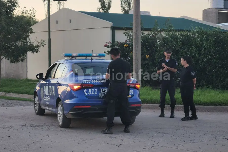 Policías estaban realizando recorridas y se encontraron con algo que les llamó la atención: una moto abandonada que había sido robada