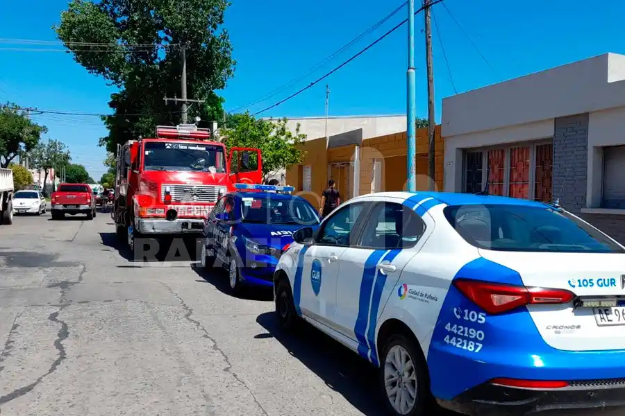 Gran susto por el incendio de un quincho con techo de paja: intervinieron los bomberos