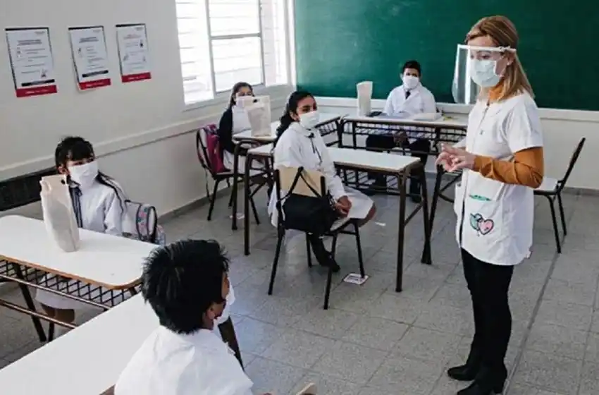 «La presencialidad en escuelas puede implicar bajo riesgo individual pero alto riesgo colectivo», advirtió el Ministerio de Salud