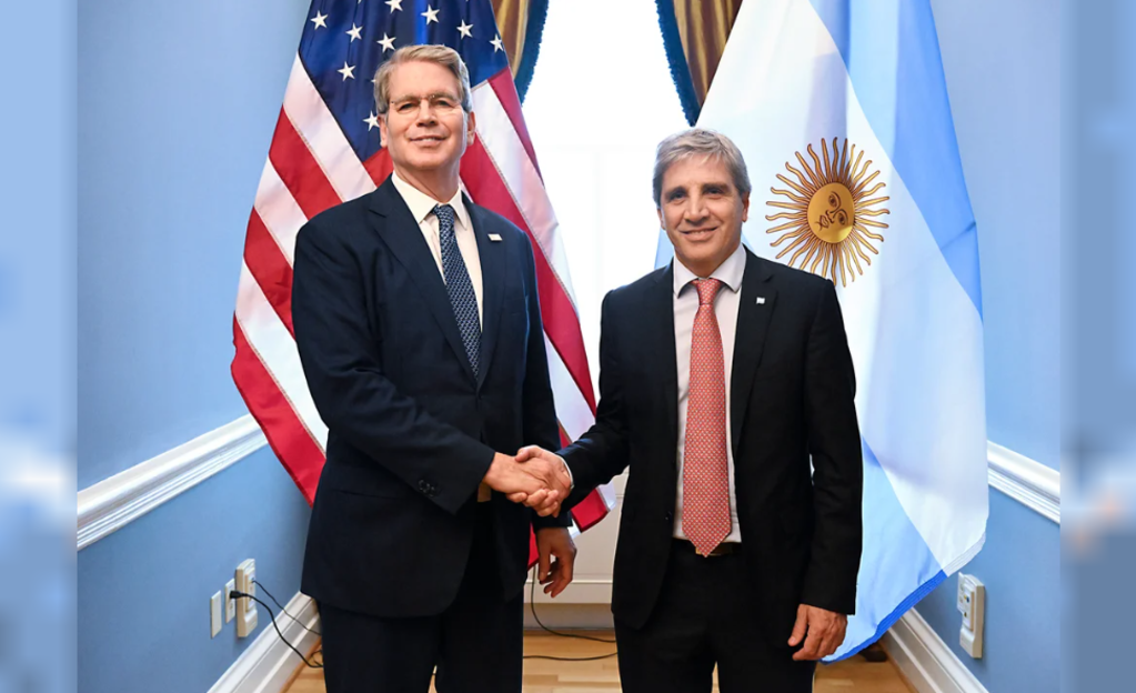 Scott Bessent le dió la bienvenida a Caputo en X