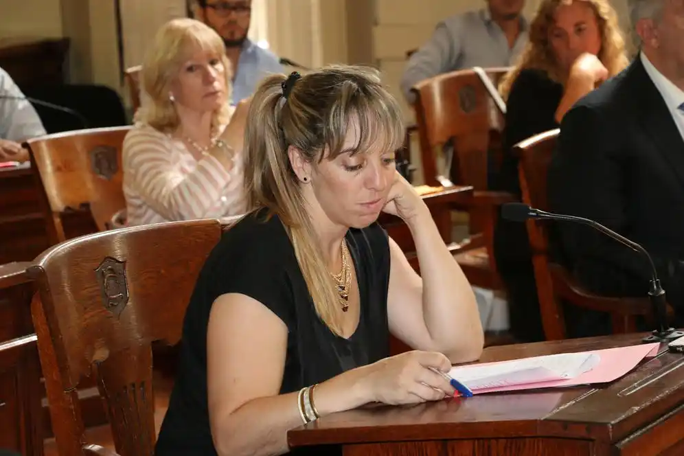  Pintarán tres bancos rojos  en plazas de la ciudad para  visibilizar los femicidios