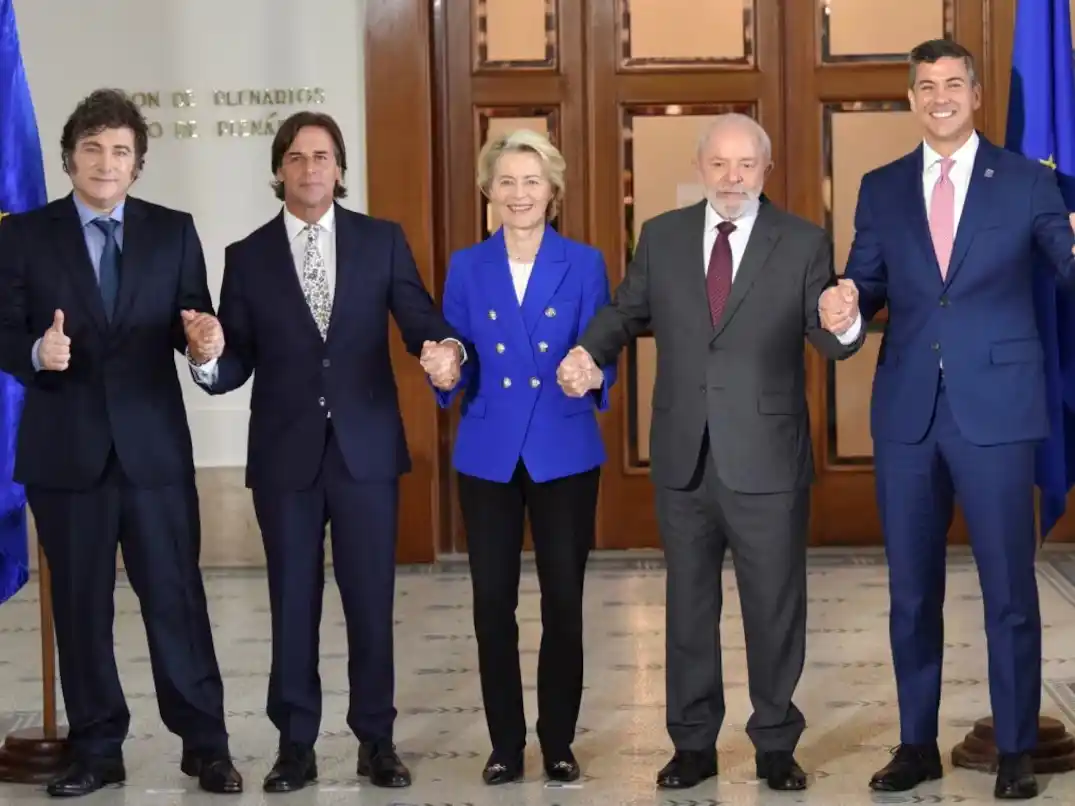 Javier Milei junto al presidente de Uruguay, Luis Lacalle Pou; la presidenta de la Comisión Europea, Ursula von der Leyen; y los presidentes de Brasil, Luiz Inácio Lula da Silva, y de Paraguay, Santiago Peña. (Foto: Reuters/Martin Varela Umpierrez).