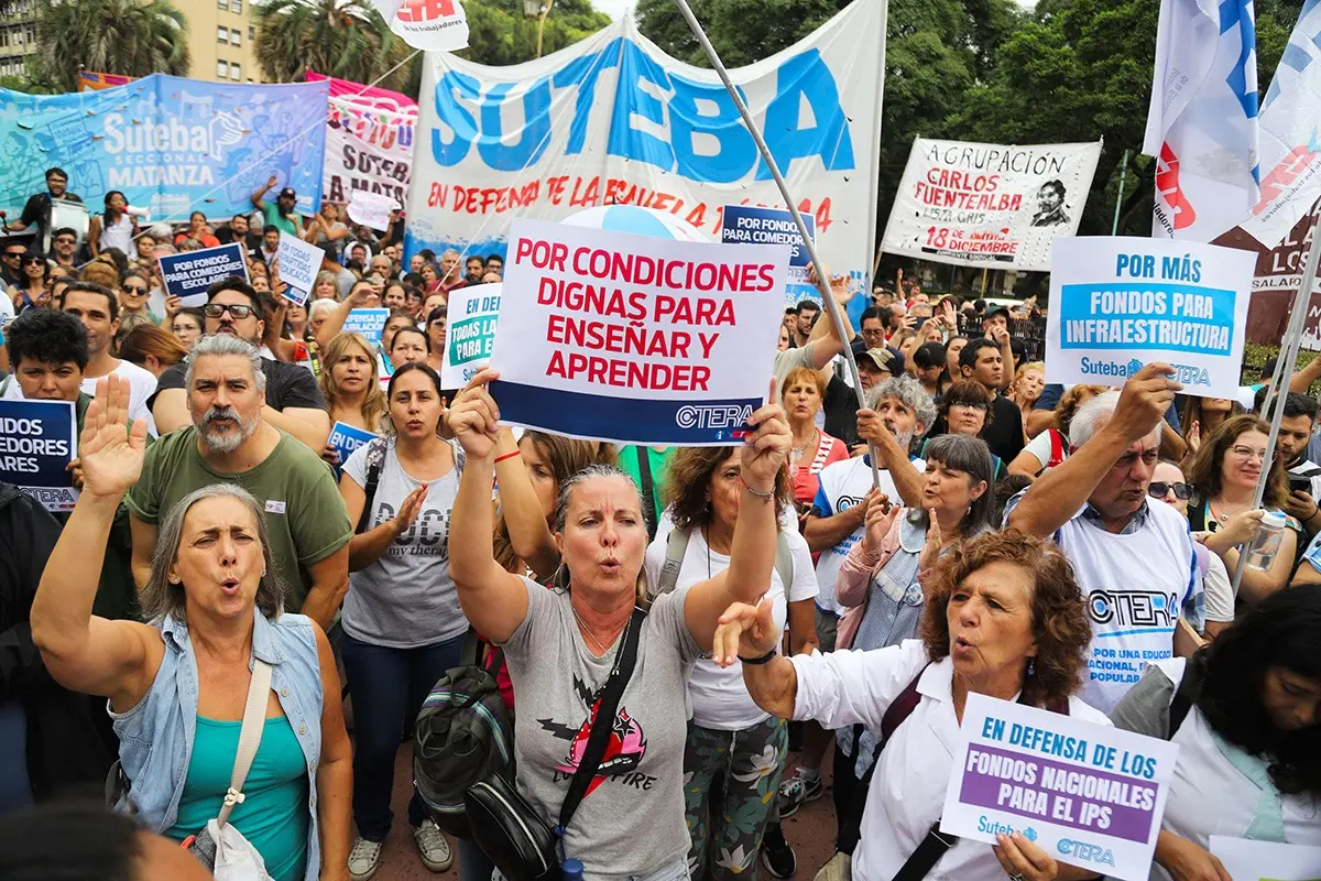 Docentes con bandera de SUTEBA durante una protesta por el paro del 2 de marzo en la provincia de Buenos Aires.