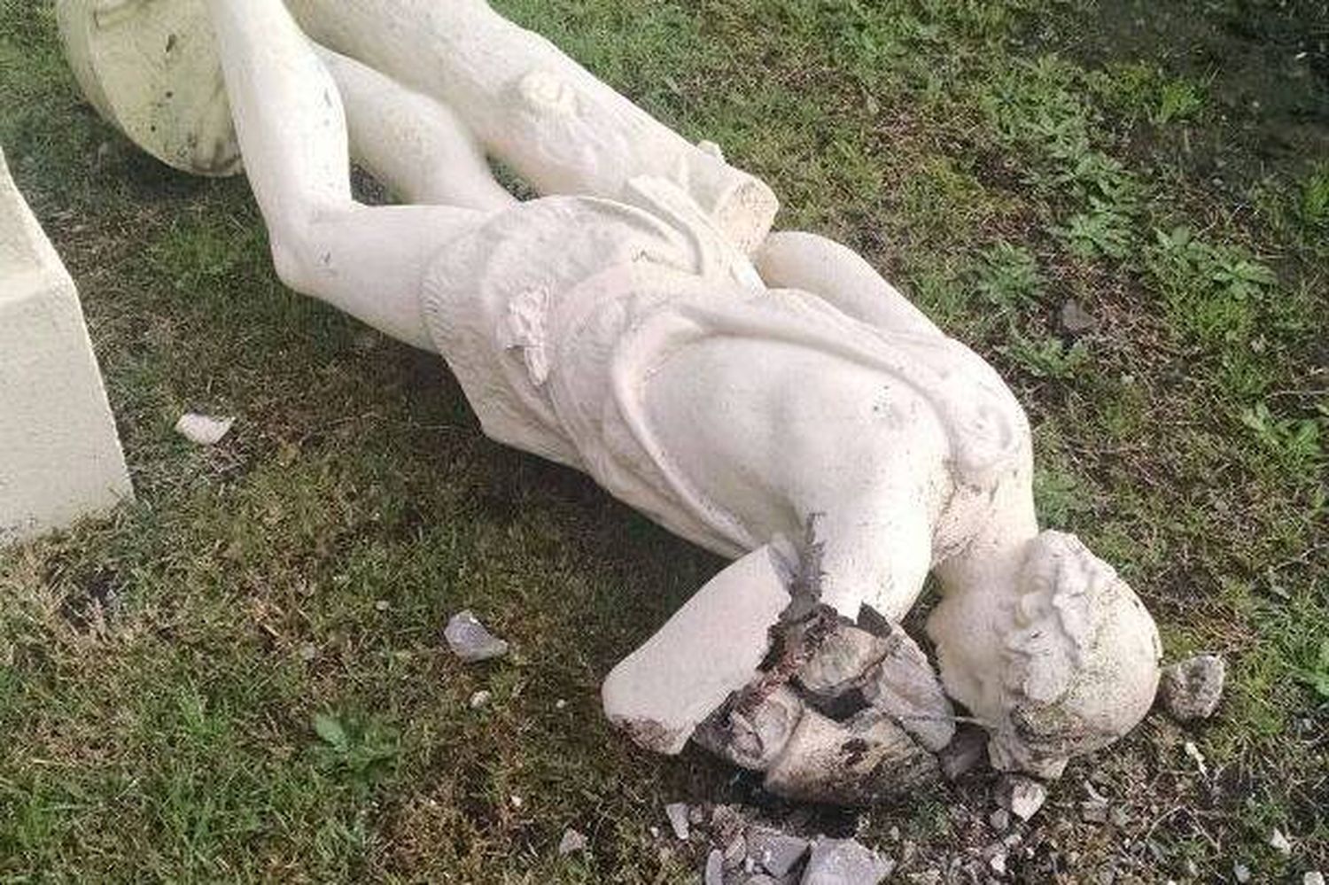 Esculturas vandalizadas son reparadas por la Dirección de Espacios Verdes