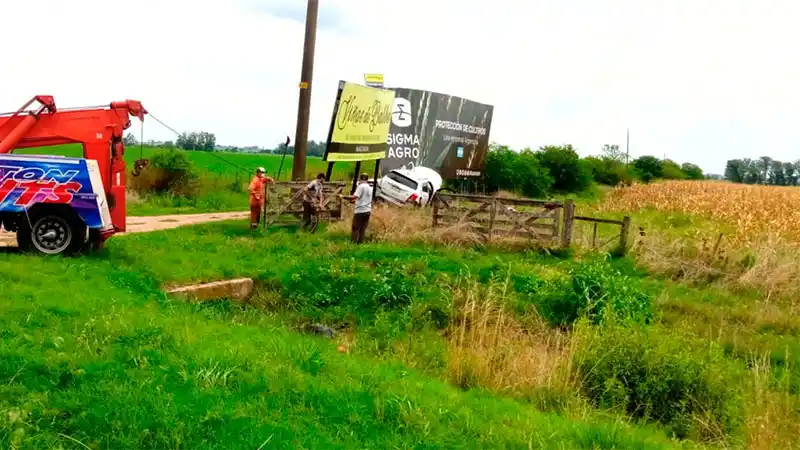Ruta 14: un auto se despistó y chocó contra un cartel