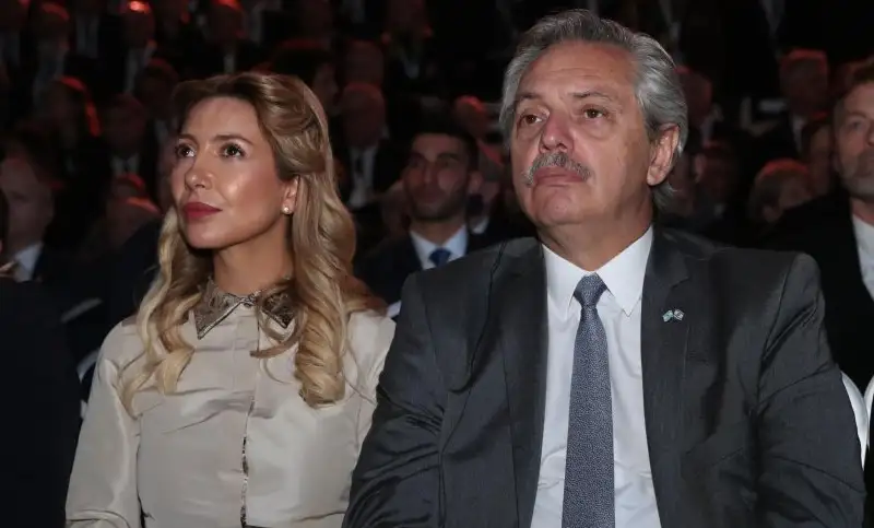 Además, señaló que el juez dispuso medidas restrictivas para Alberto Fernández.