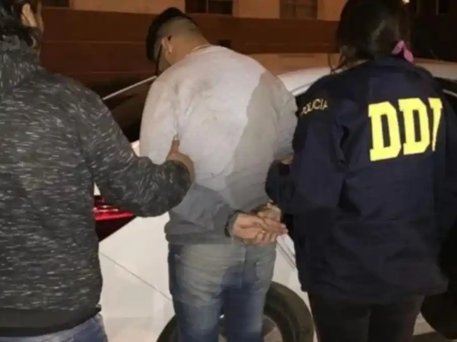 Oficiales deteniendo al agresor (Foto: Gentilezas)