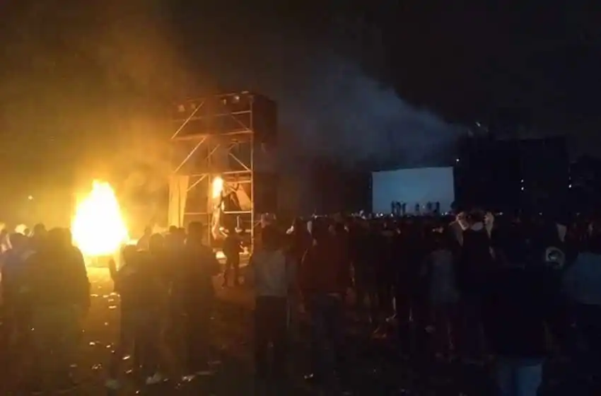 Pity Álvarez tardó siete horas en salir a cantar y el público prendió fuego el escenario