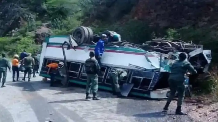 PERDIÓ LOS FRENOS Y SE VOLCÓ: accidente de autobús en Trujillo deja 12 milicianos lesionados