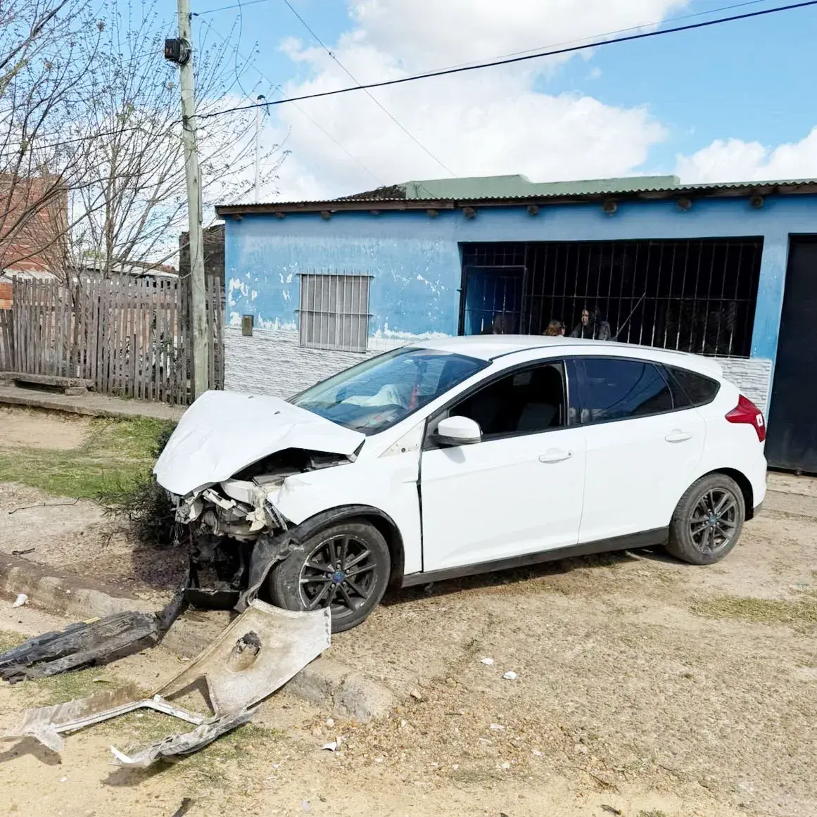 Un automóvil despistó y terminó impactando contra el CDI Santa Rita