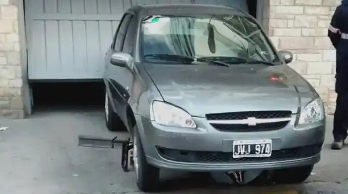 Bahía Blanca: Salió del garaje y arrolló a un joven que dormía en la vereda 