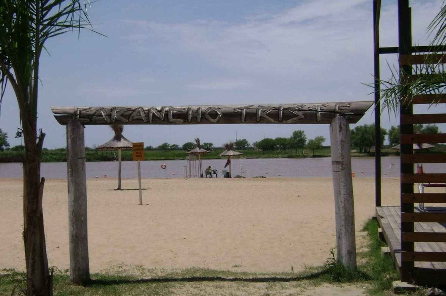 Dos hombres casi mueren ahogados en el Río Coronda y los vecinos hicieron una cadena humana para salvarlos