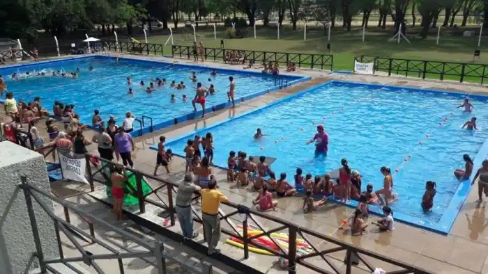 LOBERIA: Comienzan las clases de natación en el Narciso del Valle