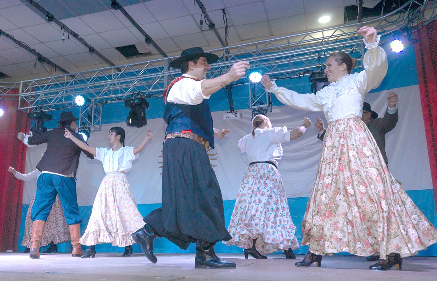 Gran peña folklórica por el 25 de mayo