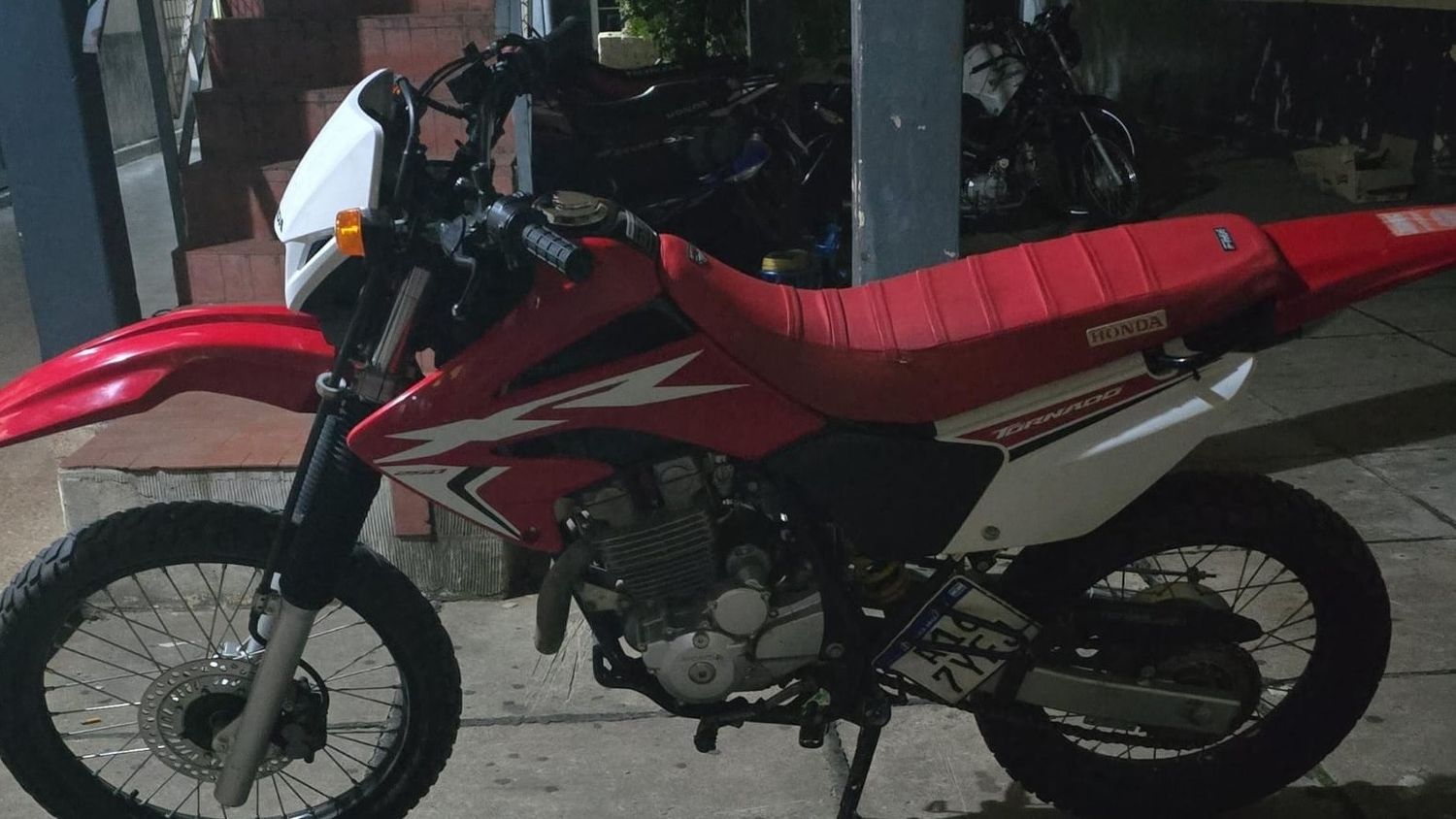Recuperan moto robada y detienen a dos sospechosos