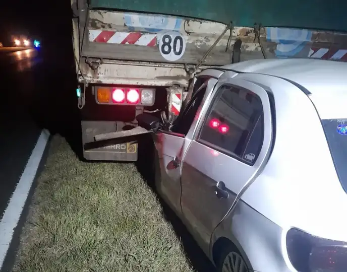 Un conductor murió al incrustarse con su auto contra el acoplado de un camión: fue identificado