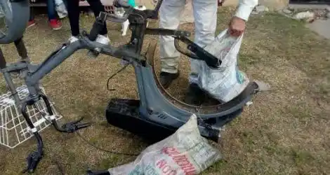 Le robaron la moto y la recuperó destrozada