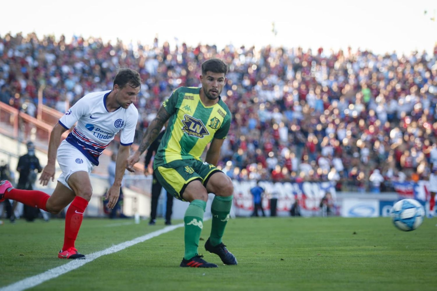 Federico Gino en la disputa del balón (Foto: Prensa Aldosivi)