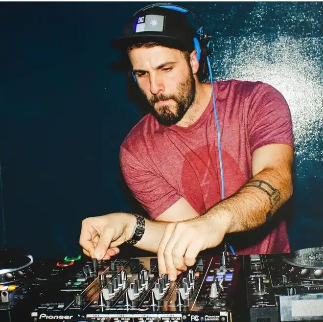 Un reconocido DJ fue acusado de abusar de una joven