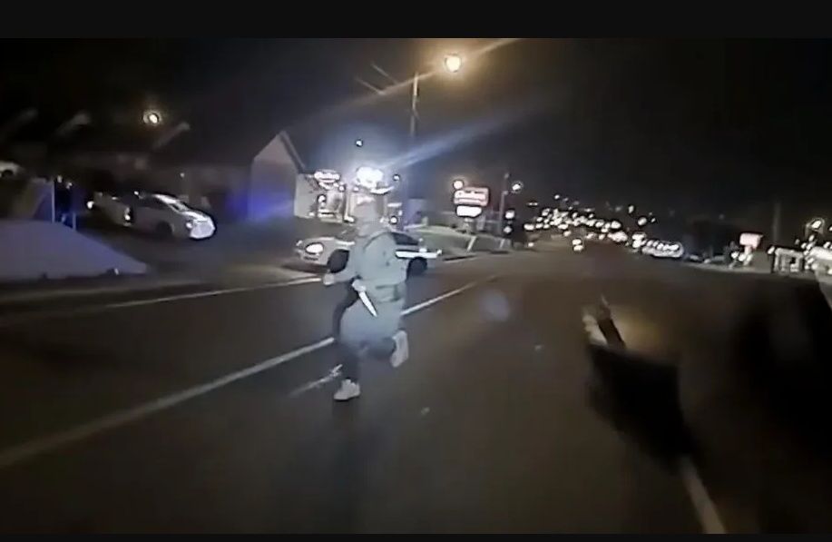 VIDEO: Policía mató a un hombre que corrió hacia él con dos cuchillos de carnicero