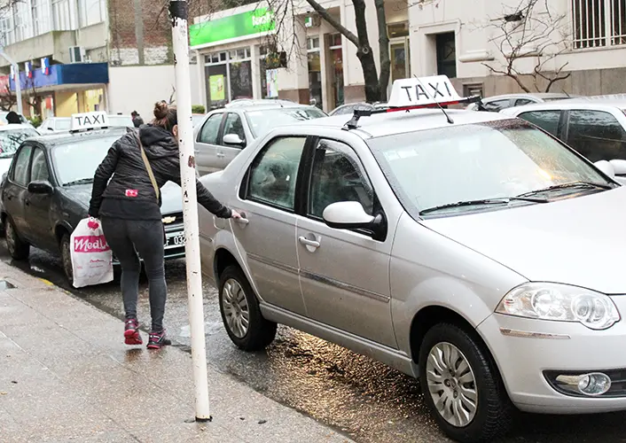 Taxis: aprueban costo de $400 para la bajada de bandera