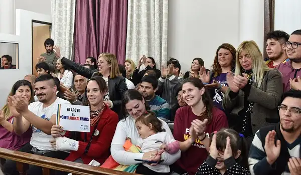 Aprueban la creación de un Área de Políticas de Identidad de Género