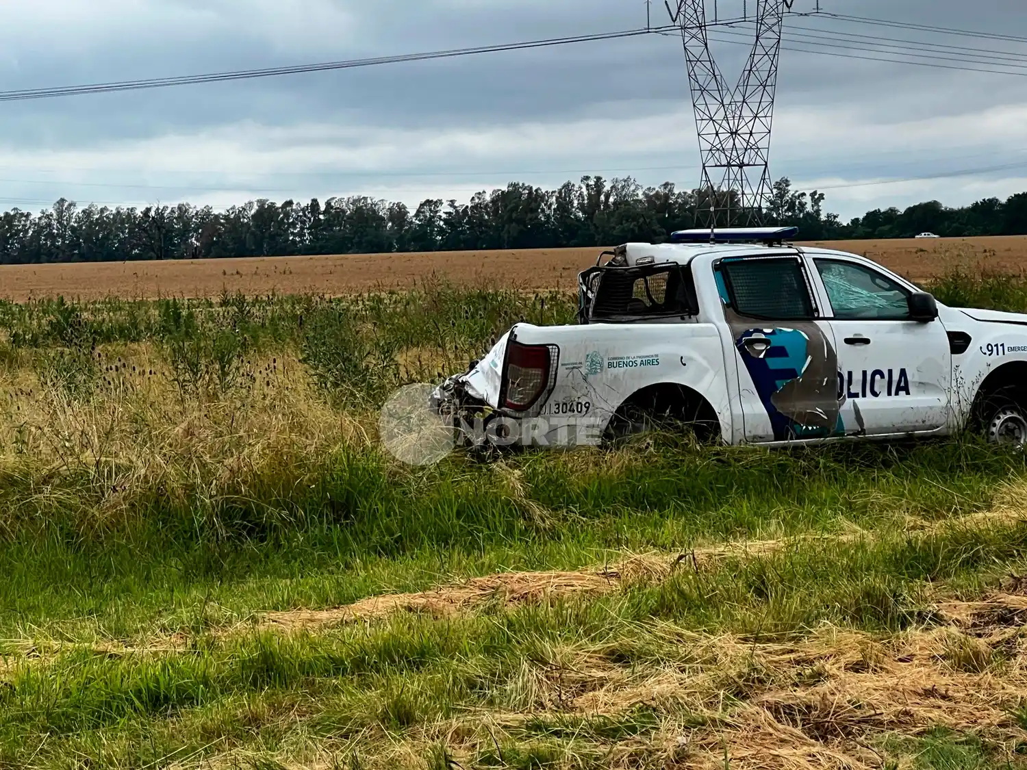 Así quedó el móvil policial chocado por el camión. (El Norte de San Nicolás)