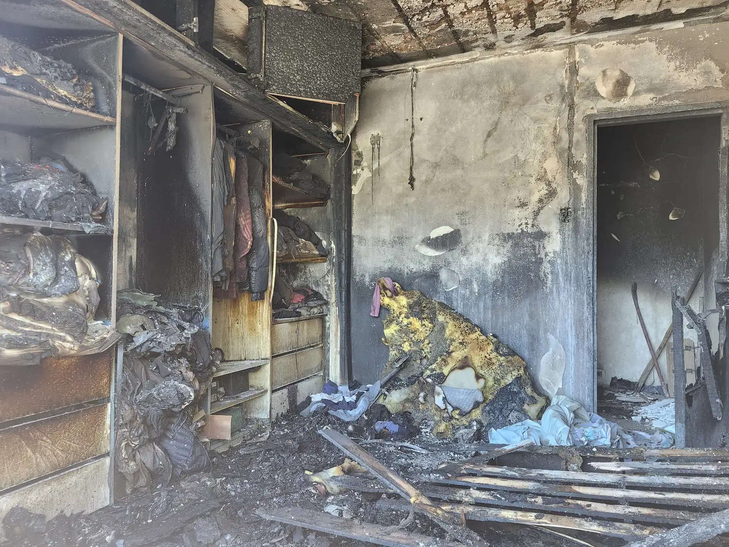 La habitación del hogar que fue profundamente afectada por las llamas.