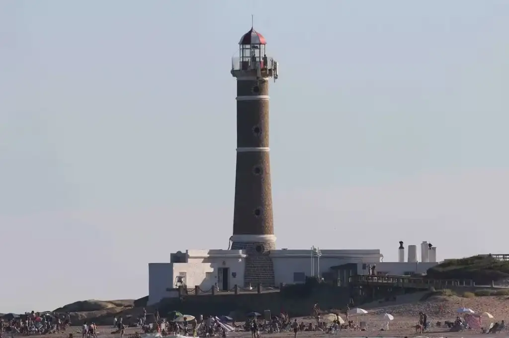 Faro en la playa José Ignacio