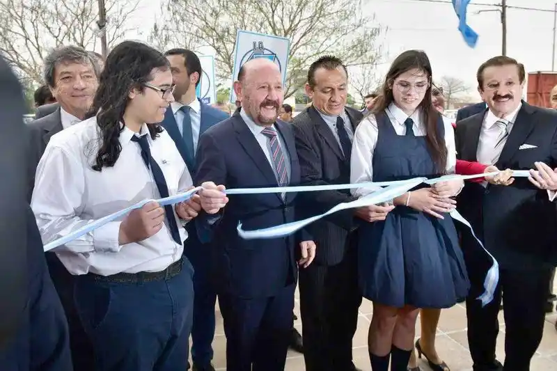 Insfrán encabezó el acto de inauguración de
las obras de ampliación de la EPES N.º 30