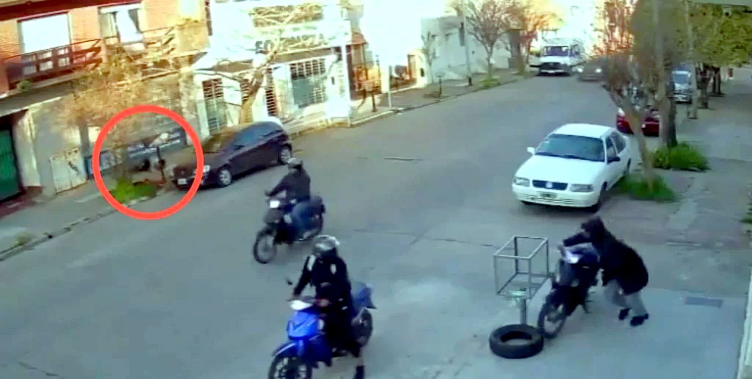 Video: Se tiró del balcón para evitar que le roben la moto y está internado