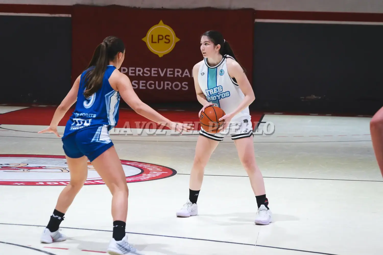 Pilar Aymonino de Tres Arroyos con la pelota en su poder
