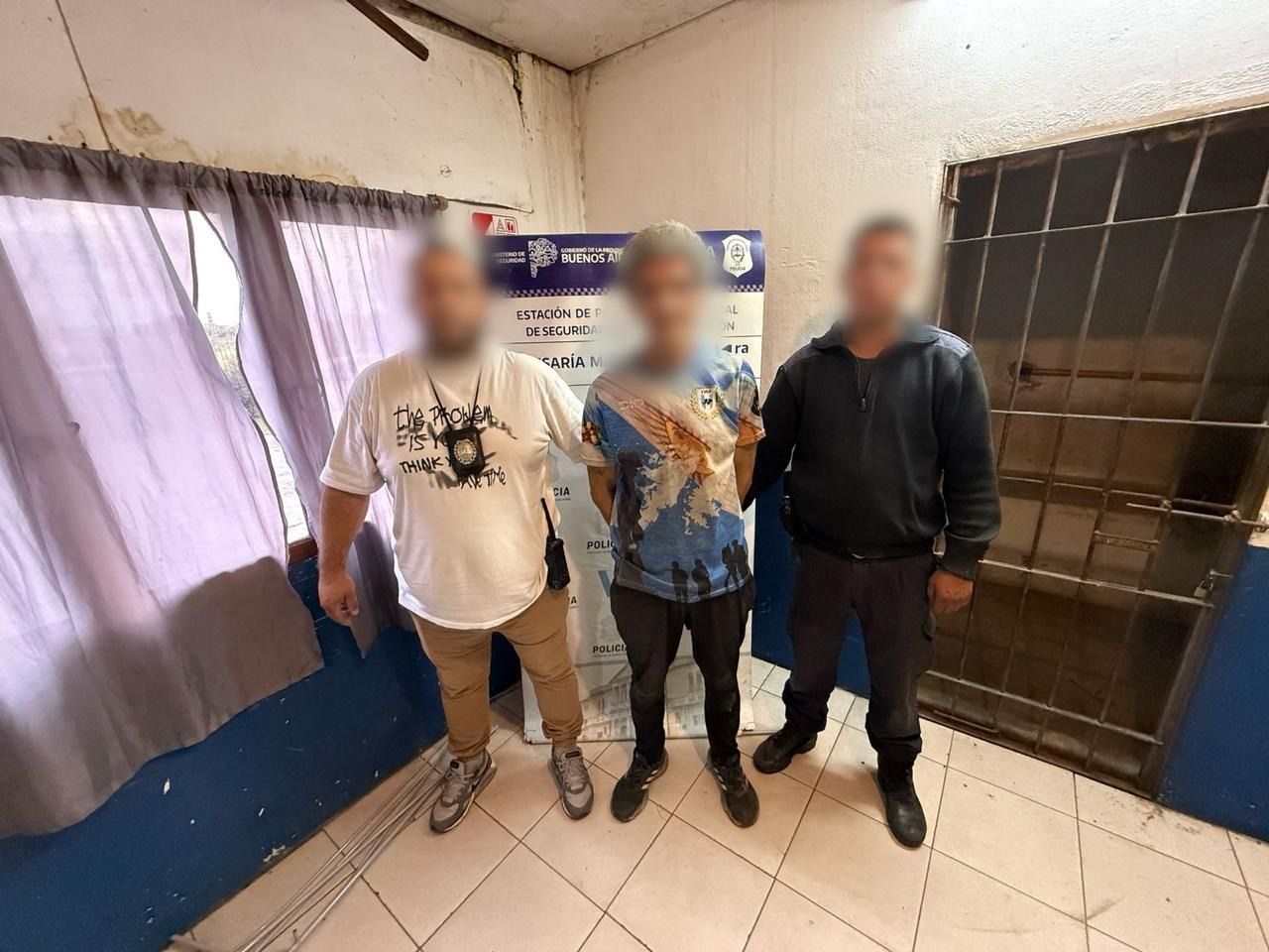Al intentar identificarlo, el hombre quiso huir a pie ingresando al predio abandonado, pero fue rápidamente reducido a pocos metros.
