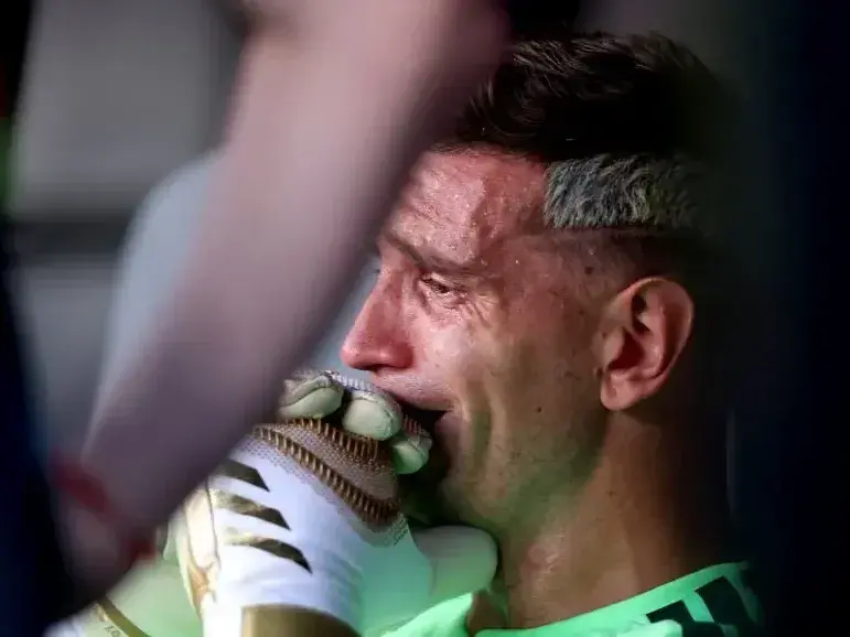 Dibu Martínez puso en duda su futuro en la Selección Argentina tras la final del Mundial. Foto: Ryan Pierse - via Getty Images)